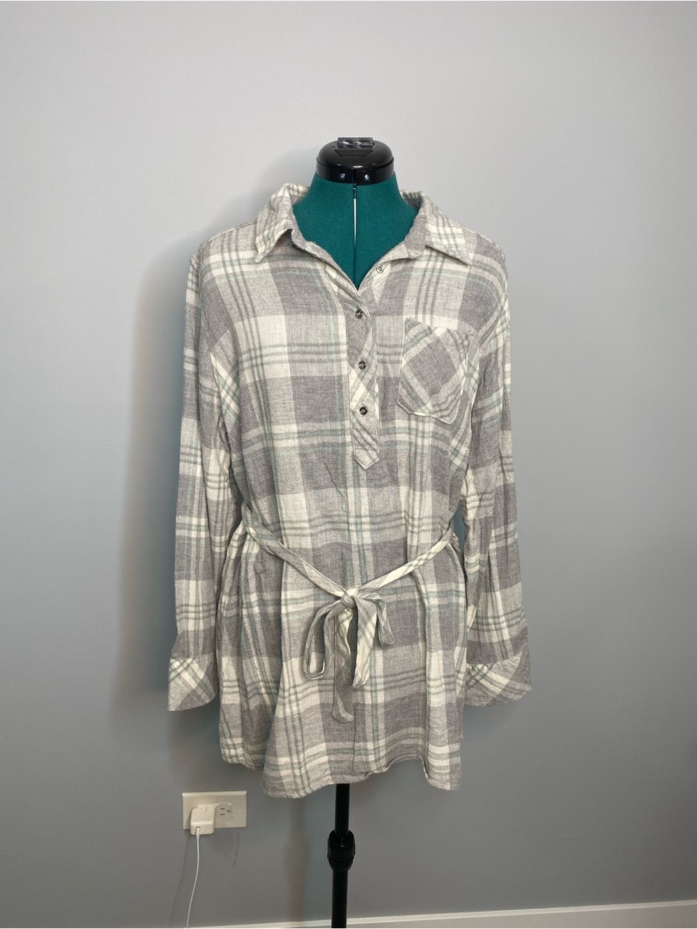 Liz Lange Maternity Gray and Cream Plaid Tie-Waist Tunic